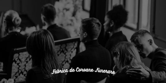 oameni-la-inmormantare-cu-scrisul-fabrica-de-coroane