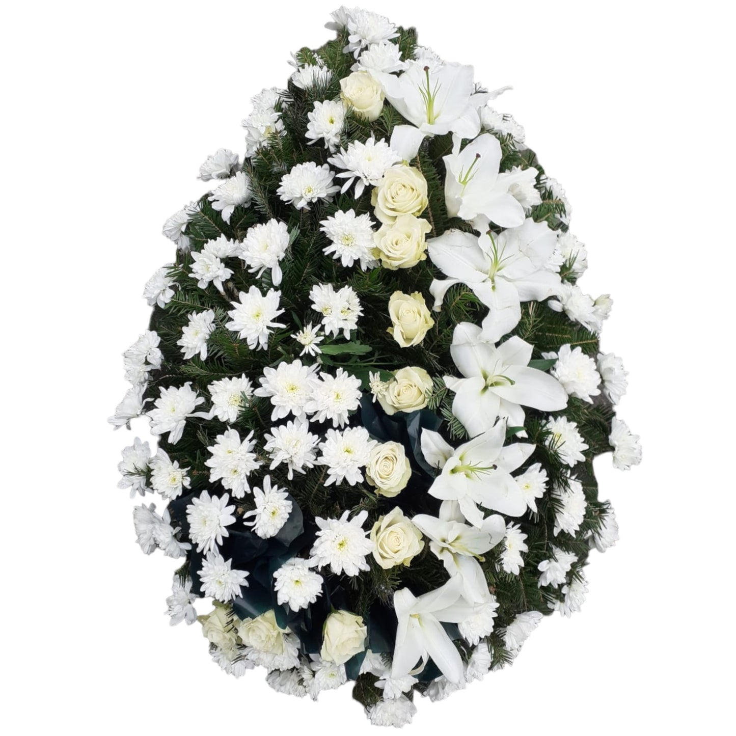 Coroana funerara naturala realizata din crizanteme pe marea parte a suprafetei. Trandafirii si crinii formeaza 2 linii verticale pe aranjament.