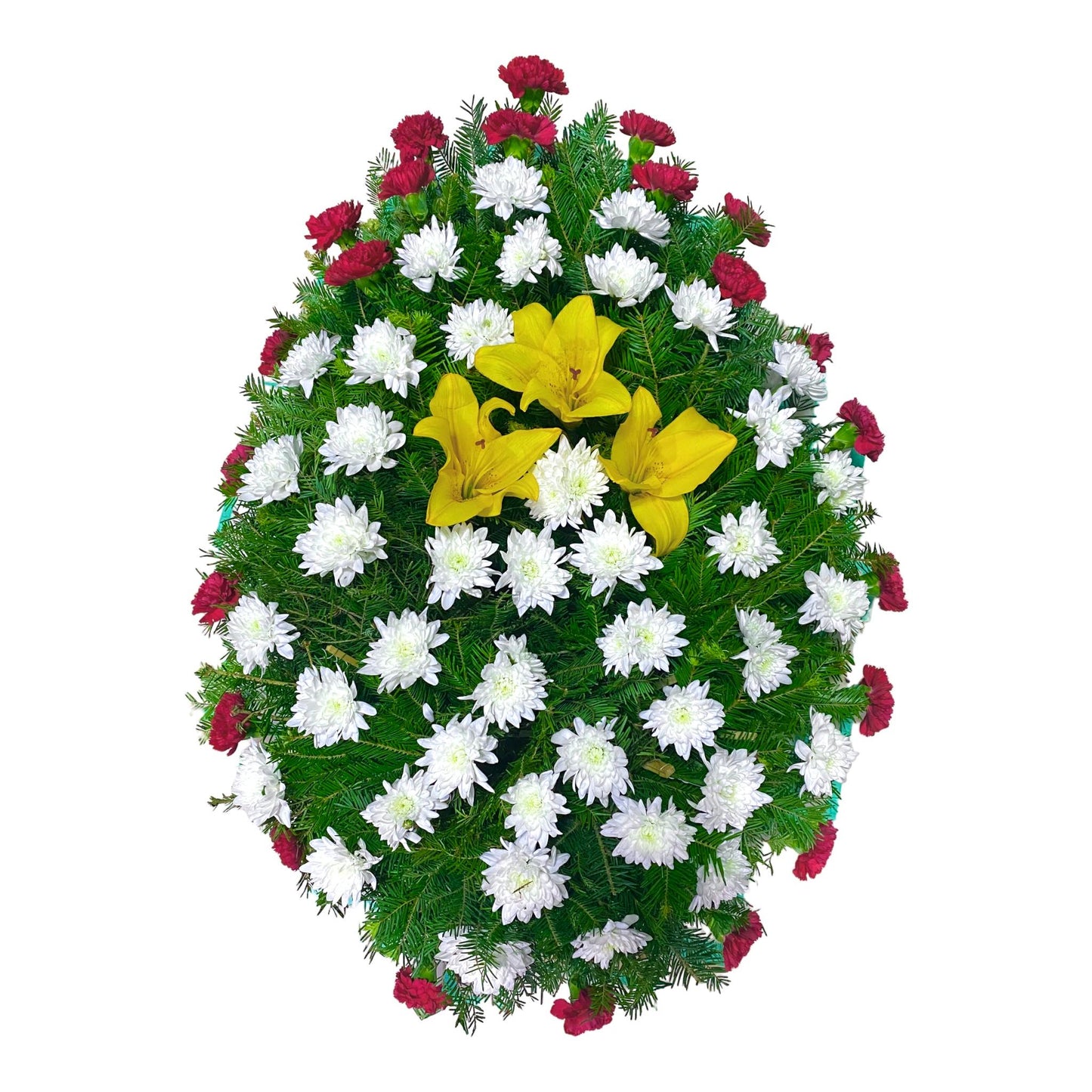 coroana naturala funerara din crini galbeni asezati pe mijlocul aranjamentului pe un pat de crizanteme albe, avand un contur de garoafe rosii