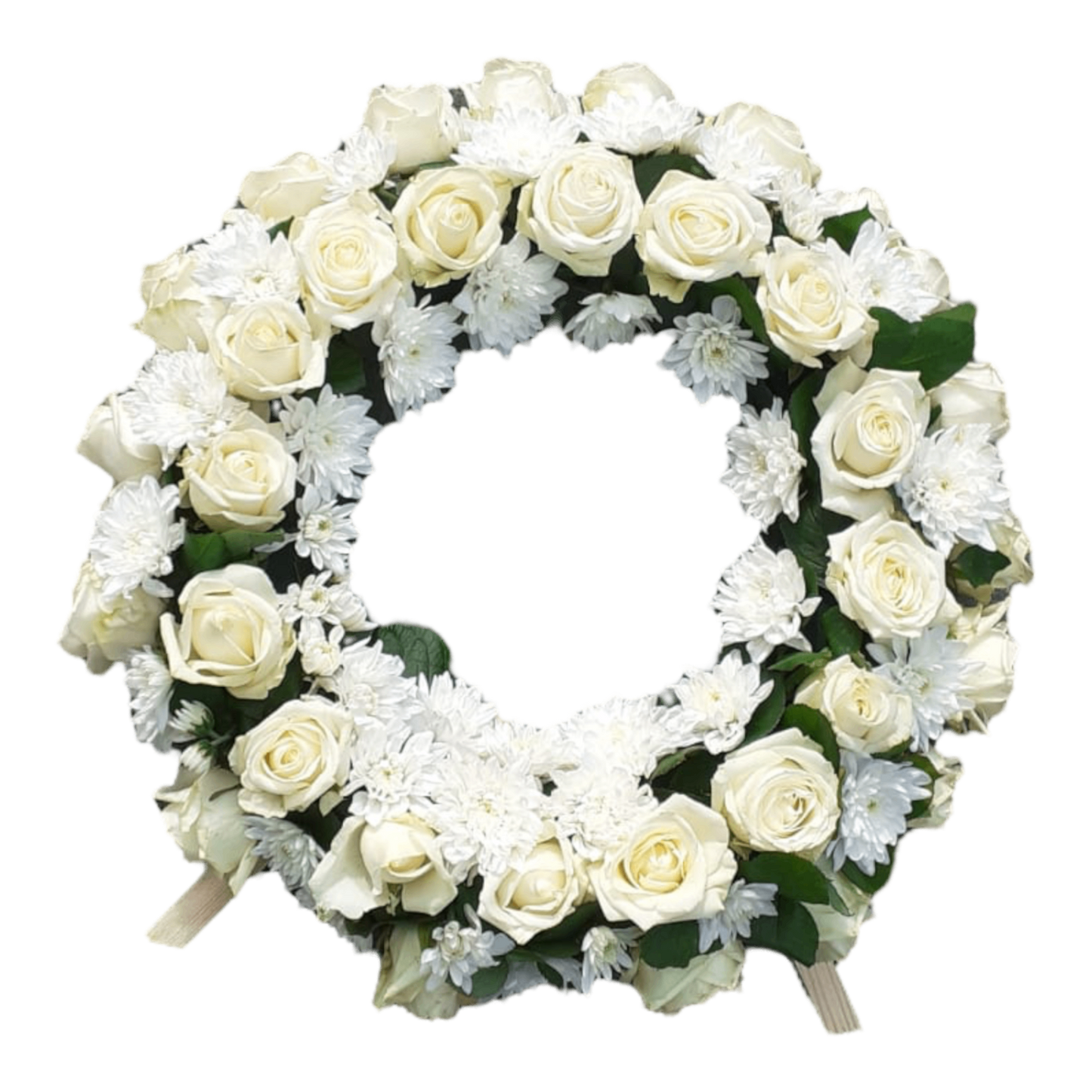 Coroana naturala funerara realizata din crizanteme albe (#FFFFFF) si trandafiri galben crem (#FFFDD0)