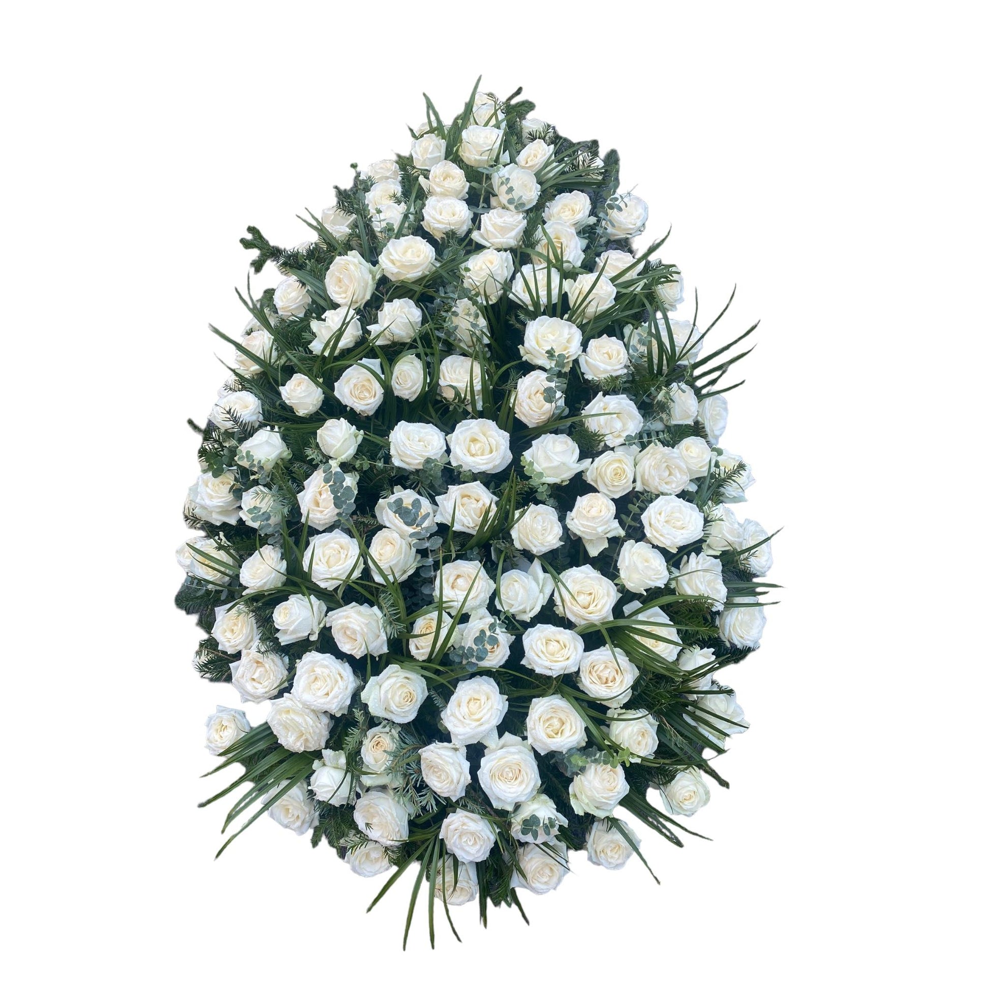 Coroana funerara realizată din trandafiri albi (#FFFFFF) și plante decorative: frunze de eucalipt și Parlor Palme.