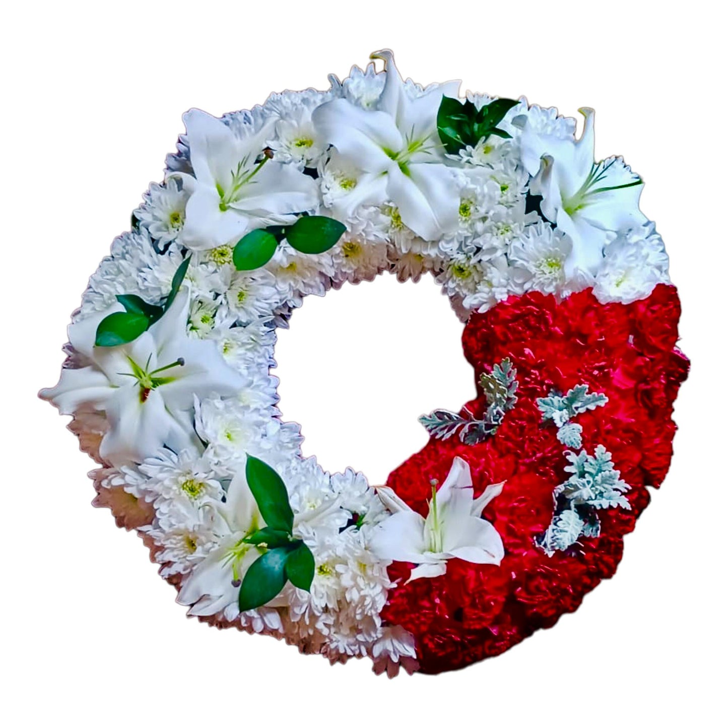 Coroana funerara in forma ce cerc. Pe jumatate se afla crizateme albe (#FFFFFF) si pe cealalta jumatate garoafe rosii (#ED1C24). Pe deasupra sunt pusi crini imperiali albi (#FFFFFF) si frunze de brad si magnolie verzi (#009E60)
