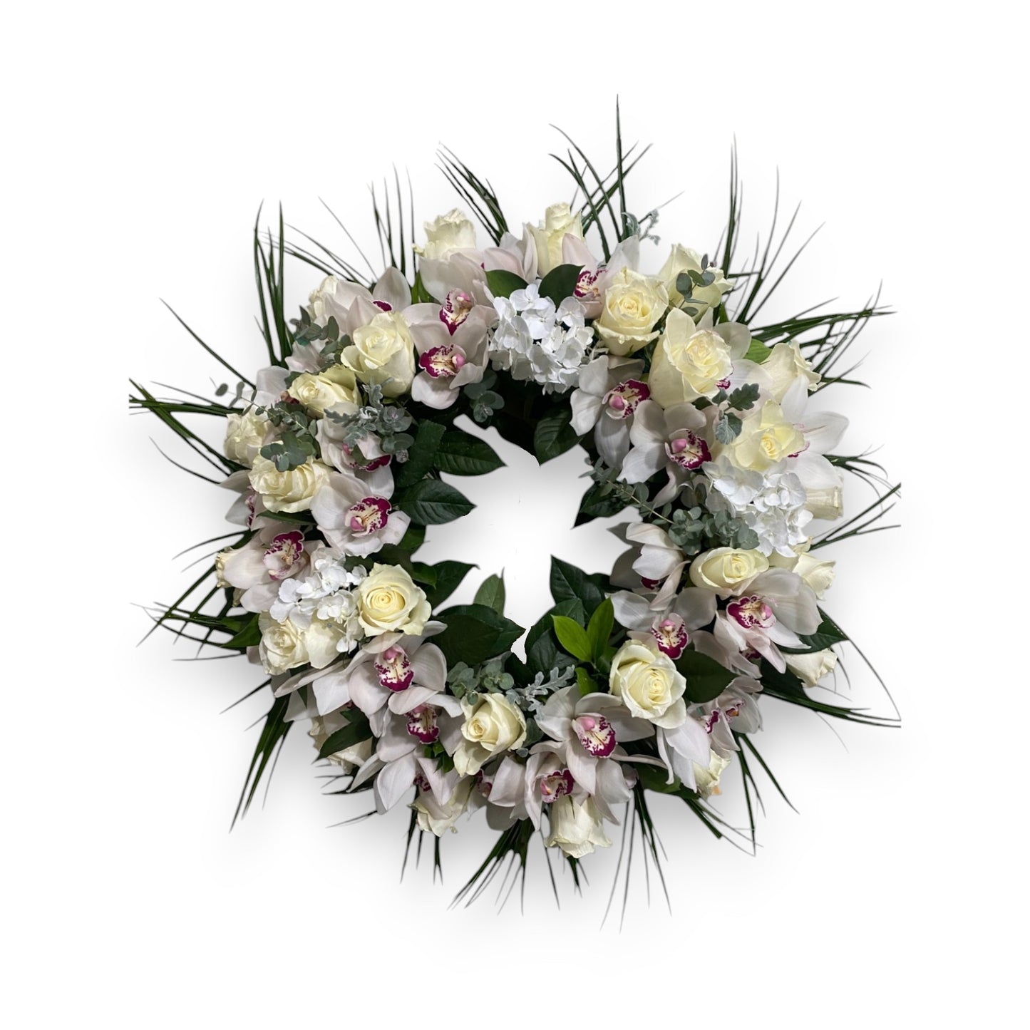 Coroana funerara rotunda realizata din trandafiri crem si orhidee si hortensie alba impodobit cu palme si eucalipt.