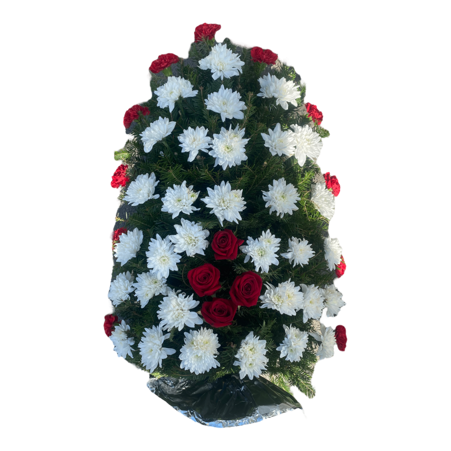 Jerba funerara realizata din crizanteme albe, in mijloc sunt situati trandafiri rosii si conturul este realizat din garoafe rosii