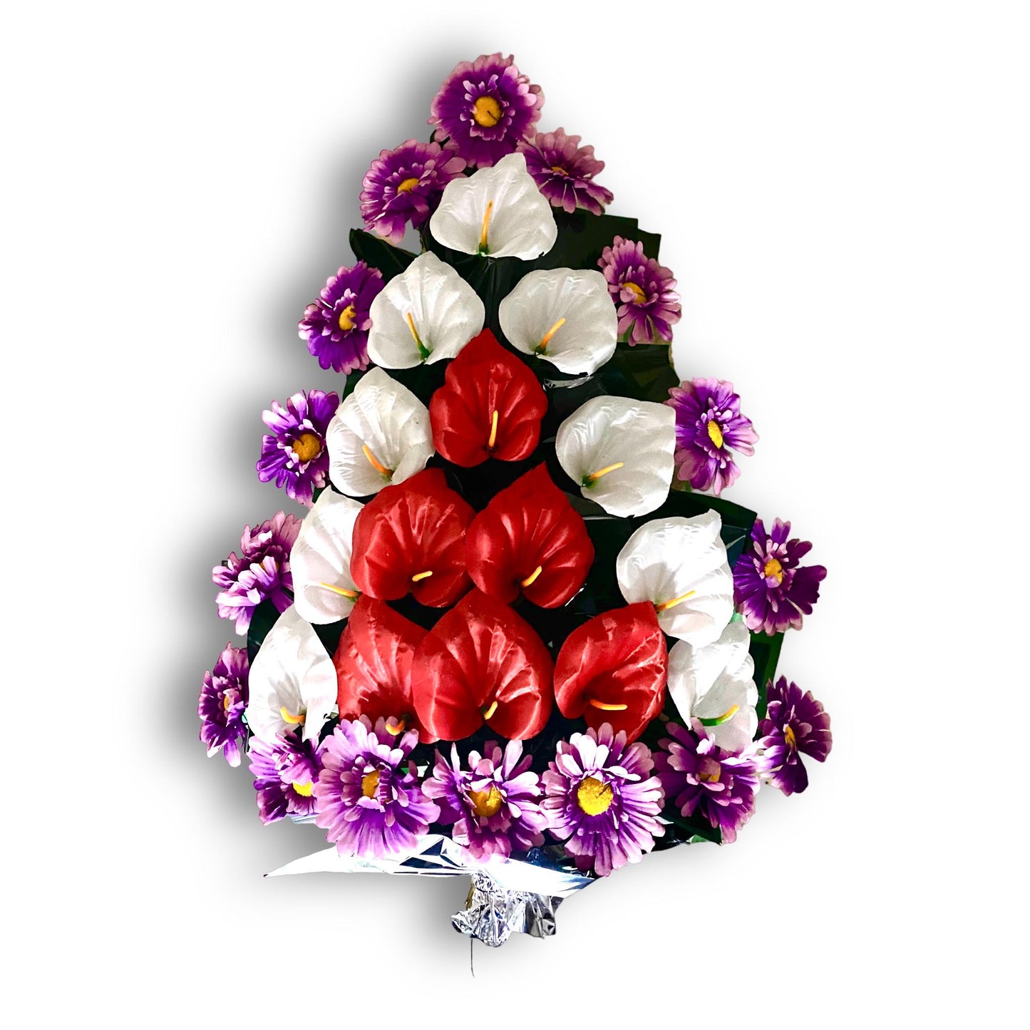 Jerba funerara artificiala realizata din cale rosii (#ED1C24) si albe (#FFFFFF), iar conturul este realizat din margarete mov(#9F68A6)