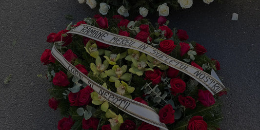 coroana-funerara-cu-panglica-funerara-atasata