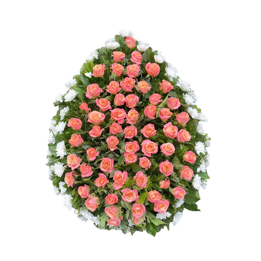 Coroana funerara realizată din trandafiri de culoare corai (#FF7F50) puși pe întreaga suprafață și conturul este realizat din crizanteme albe (#FFFFFF)