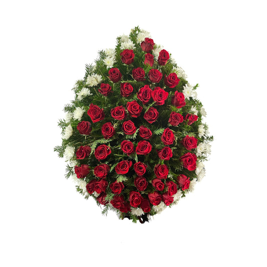 Coroana funerara naturala formata din trandafirii rosii in mijloc si crizantema alba pe margine